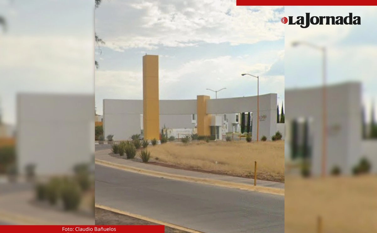 Fachada del acceso al fraccionamiento La Cartuja en Jesús María, Aguascalientes, donde se realizó la detención. Foto
