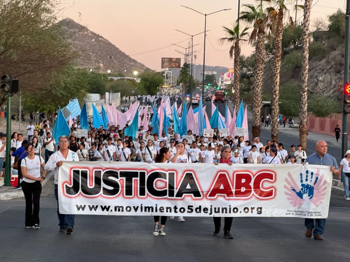 Desde el inicio, el caso ha estado envuelto en señalamientos de encubrimiento e impunidad. Los propietarios de la guardería mantenían vínculos estrechos con funcionarios de los tres niveles de gobierno durante la administración de Felipe Calderón Hinojosa, y durante años las familias han denunciado trabas legales, protección política y un sistema judicial indiferente ante sus demandas de justicia.  Foto 