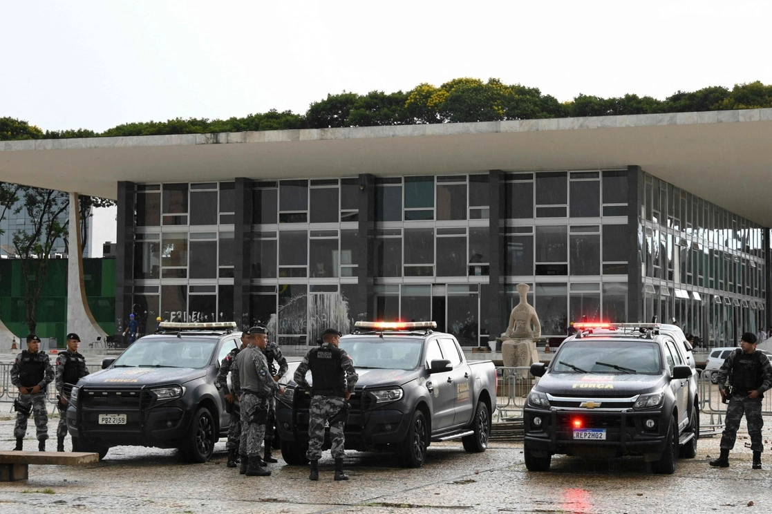 Oficiales de la Guardia Nacional custodian el Palacio de Planalto en Brasilia este miércoles. Foto Afp 