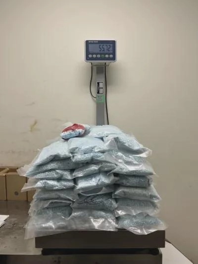 Una hombre fue detenido en California cuando intentó cruzar con 70 kilos de fentanilo escondidos. Foto @WorldCrimeIntel