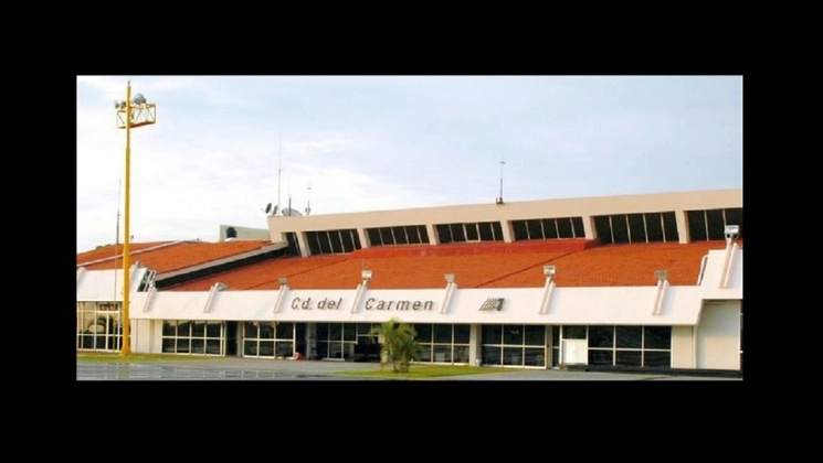 Víctor Matías Hernández Colunga, y José Alberto Macías Flores fueron detenidos en el aeropuerto de Ciudad del Carmen, en Campeche. Foto ‘La Jornada Maya’ 