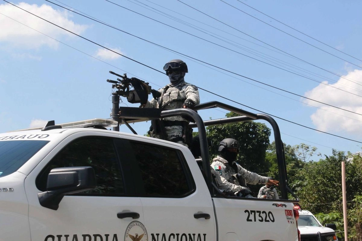 En la detención de Arturo Gómez Marín 'El Vampiro' participaron elementos de la Defensa, Semar, SSPC, Guardia Nacional, FGR y autoridades locales. Foto