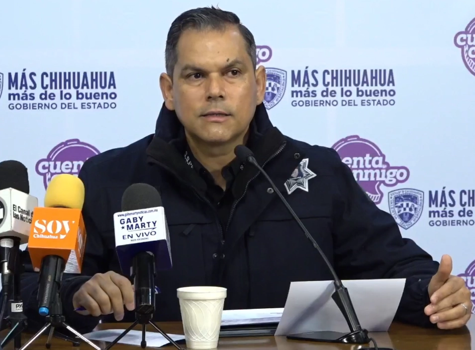 Gilberto Loya Chávez, titular de SSPE, informó la detención de los dos migrantes venezolanos acusados de liderar una pandilla. Foto Facebook SSPE