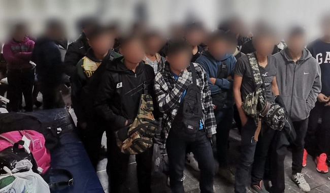 Agentes de migración detuvieron un vehículo donde viajaban hacinados 57 niños y 10 adultos de Guatemala. Foto INM