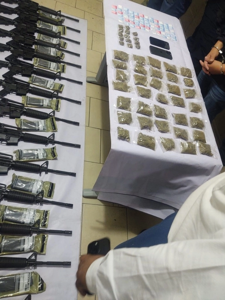 Jaime “N” fue detenido en Chimalhuacán, Edomex, en posesión de 14 armas largas y dosis de presunta mariguana y cocaína. Foto tomada de X @SS_Edomex 