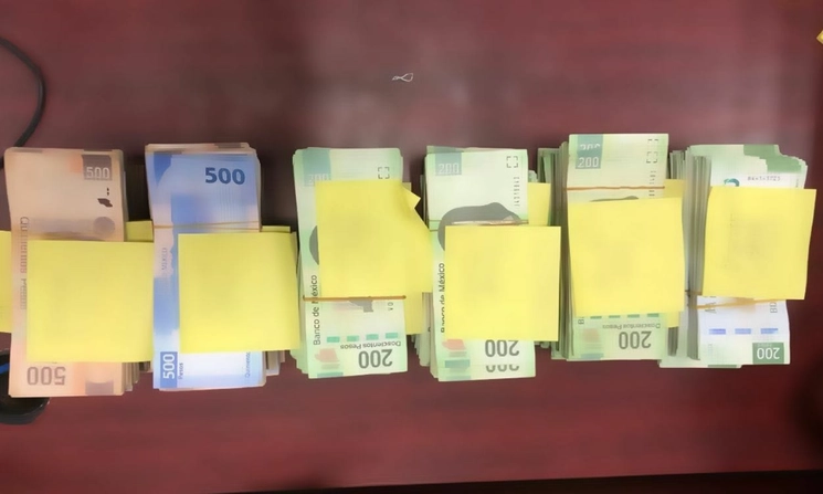 Elementos de la Guardia Nacional detuvieron en una carretera de Culiacán, Sinaloa, al pasajero de un autobús que transportaba 900 mil pesos en efectivo. Foto cortesía de la GN