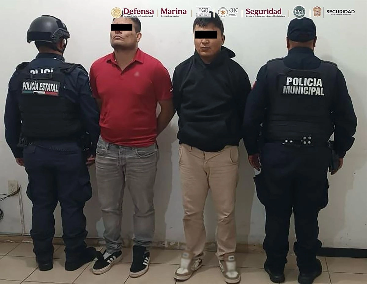 El despliegue de fuerzas federales en la carretera Soyaniquilpan-Jilotepec, en el kilómetro 0+500, derivó en la captura de  Edgar “N” y Brayan “N”, este último jefe de plaza de un grupo criminal de Michoacán y dedicado al secuestro, homicidio, narcomenudeo y robo de vehículos de carga. Foto 