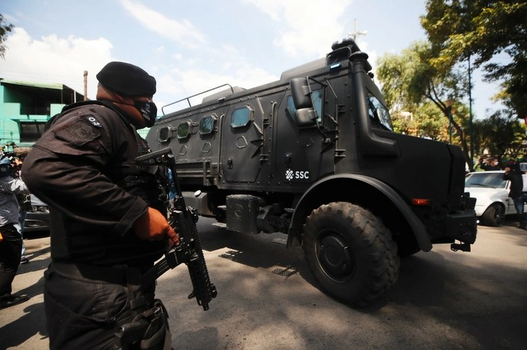 Elementos de seguridad vigilan inmediaciones de donde se atiende al funcionario. Foto La Jornada