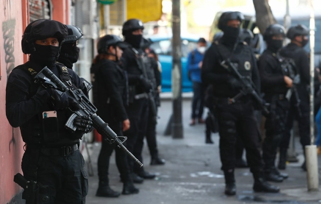 Elementos de la SSC durante un operativo en la zona centro de la CDMX. Foto Víctor Camacho/Archivo