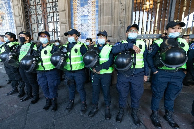 Elementos de la SSC CDMX detuvieron a los  tres presuntos asaltantes del Centro Joyero Palma 5. Foto Pablo Ramos/Archivo 