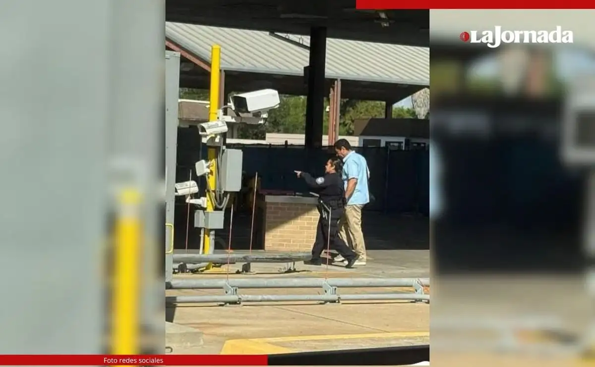 El diputado del PVEM, Mario López Hernández, al momento de abandonar las oficinas migratorias de la Oficina de Aduanas y Protección Fronteriza en EU. Foto 