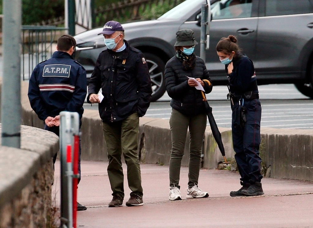 Policías en Francia verifican el cumplimiento del confinamiento en  la comuna,  Saint Jean de Luz. Foto Ap