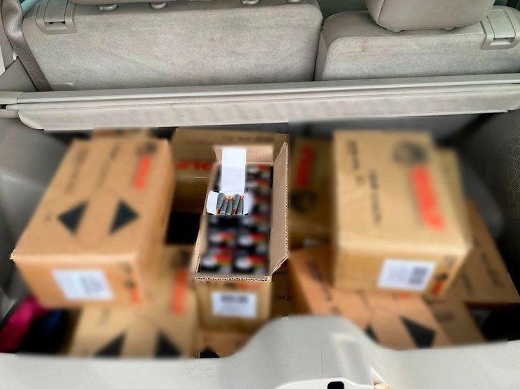 En la Garita I Puerta México en Nogales, Sonora, elementos de la Guardia Nacional en coordinación con personal del SAT interceptaron a una mujer de nacionalidad estadunidense que trasladaba alrededor de 20 mil cartuchos útiles. Foto cortesía de la Guardia Nacional 