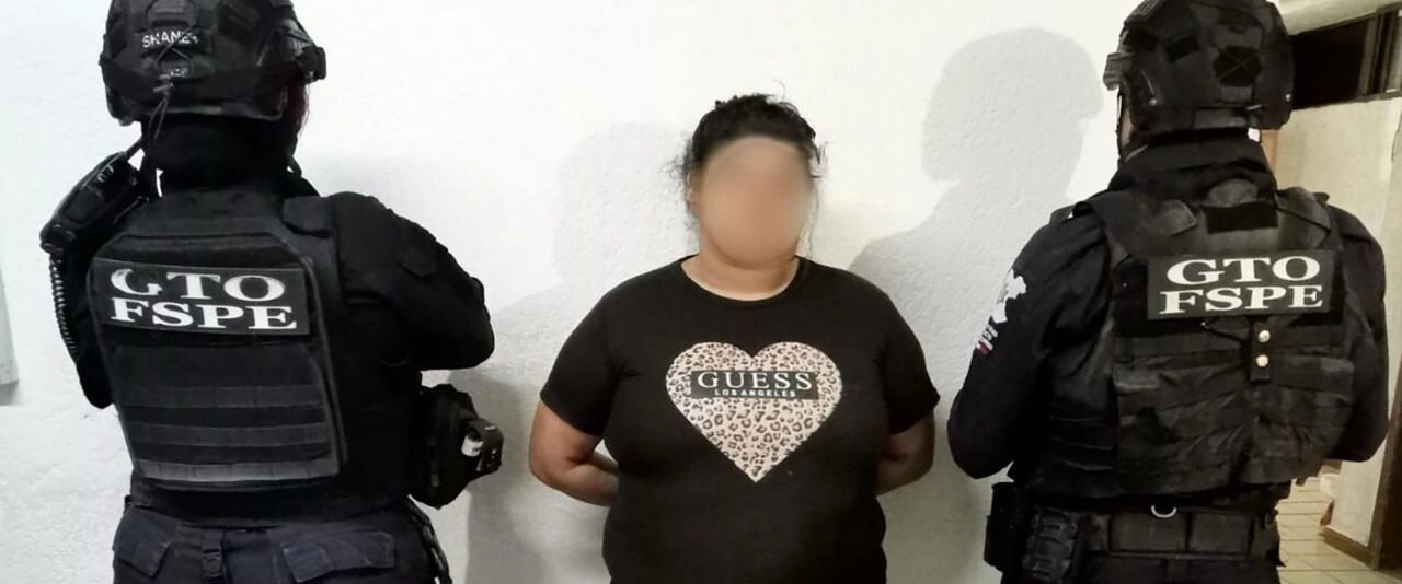 En la vivienda cateada había tres explosivos, una granada, 70 dosis de cristal, una bolsa con mariguana con una etiqueta con las “siglas de un grupo criminal originario de Jalisco” y una réplica de arma larga tipo AK-47 con un cargador de plástico.