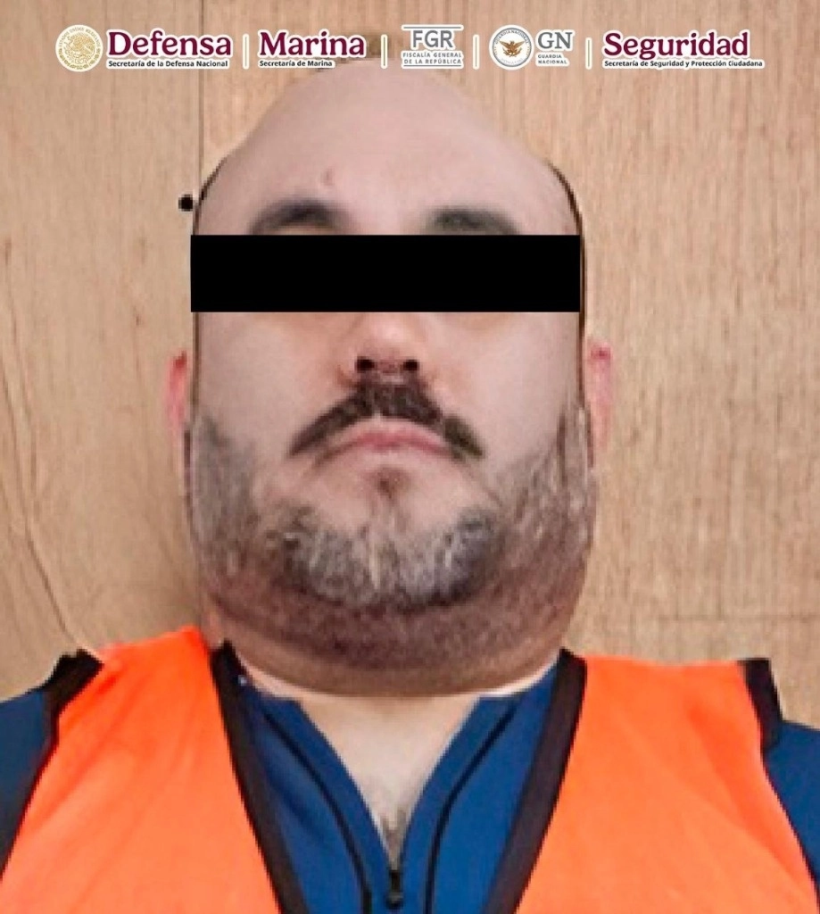 La Morsa fue capturado en posesión de un arma de fuego abastecida con cinco cartuchos, tres bolas comprimidas de material sólido cristalino y una bolsa con cocaína. Foto Defensa