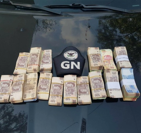 El conductor no pudo acreditar la procedencia legal para poseer y transportar el dinero. Foto cortesía de la GN