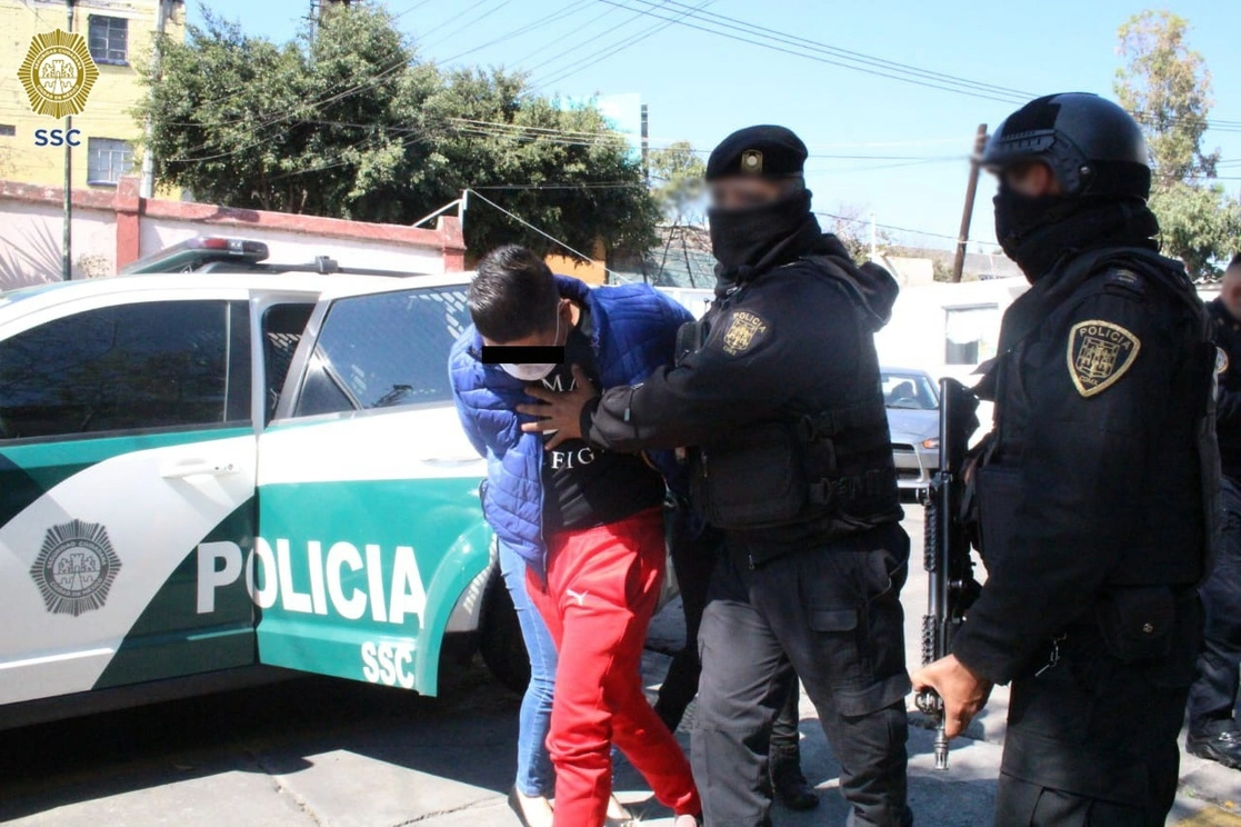 Los jóvenes detenidos fingían vender productos de sanitización para extorsionar a sus clientes. Foto SSC