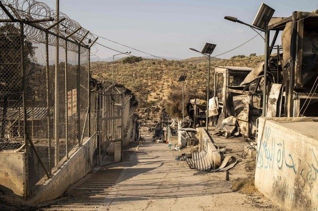 La semana pasada el campo de migrantes más grande de Europa, ubicado en la isla griega de Lesbos, fue consumido por las llamas. Foto Afp 