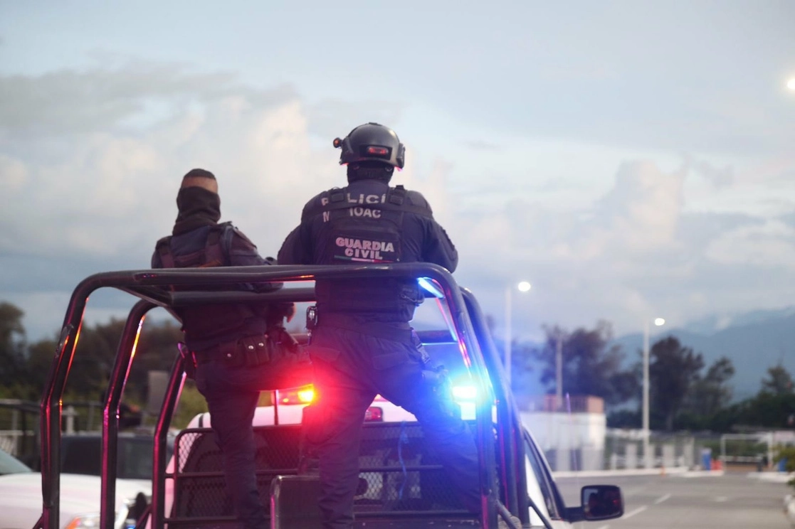 Policías de Michoacán en el operativo realizado en la colonia Los Laureles de la ciudad de Zamora, donde se detuvo a 'El Hulk'. Foto tomada de @SSeguridad_Mich