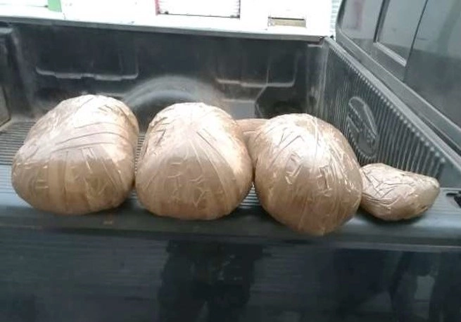 Elementos de la Sedena detuvieron en Nayarit a cinco personas que transportaban en un vehículo 15 kilogramos de posible goma de opio. Foto cortesía de Sedena 