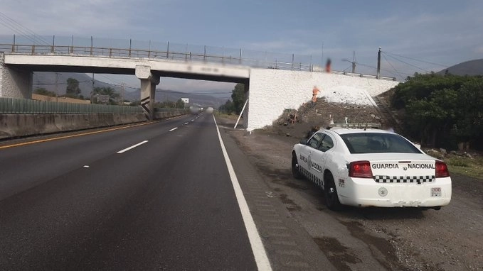 La Guardia Nacional detuvo en Nuevo León aun grupo de migrantes que viajaban en autobuses. Foto tomada de la cuenta de Twitter @GN_Carreteras
