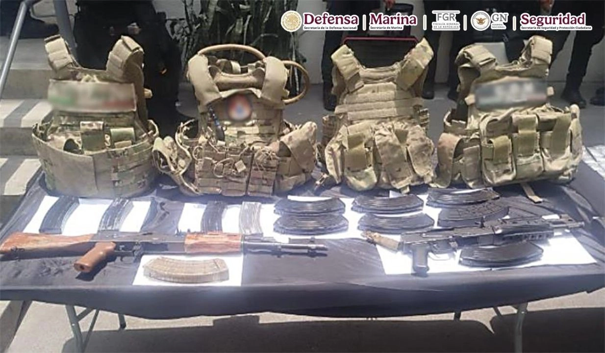 A los integrantes del Cártel del Noreste les aseguraron armamento, chalecos tácticos y dosis de droga.