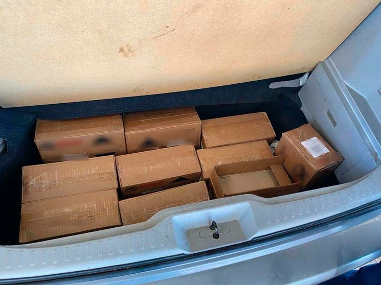 Las cajas que contenían los cartuchos estaban en el espacio de la llanta de refacción. Foto cortesía Guardia Nacional