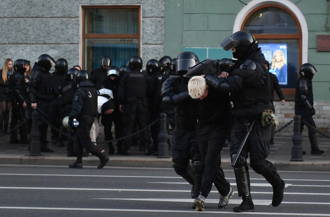 Policías rusos detienen a un hombre en San Petersburgo, tras protestar contra la movilización parcial anunciada por el presidente ruso, el 24 de septiembre de 2022. Foto Afp