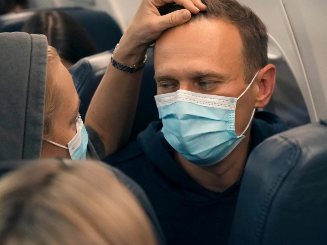 El dirigente opositor y duro crítico del Kremlin, Aleksei Navalny, ayer en el avión poco después de despegar del aeropuerto Berlín-Brandenburgo rumbo a Moscú, acompañado de su esposa, Yulia. Foto Ap