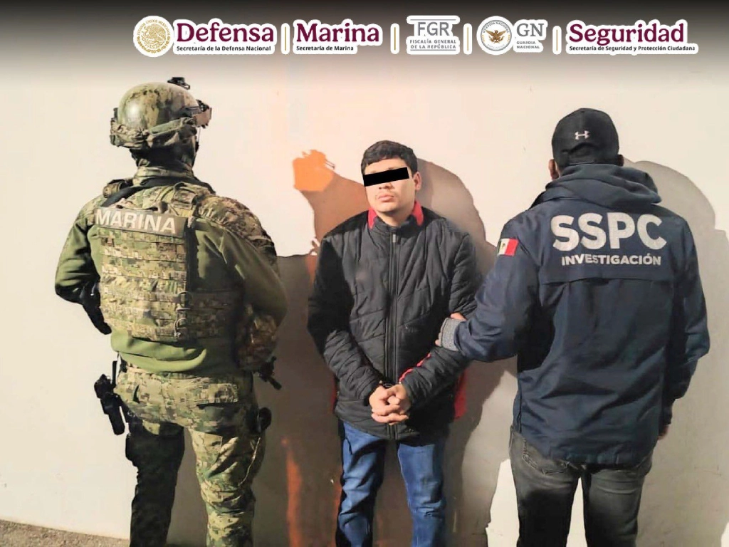 Adrián Cebreros Pereyra, alias 'El Gallero'.  fue detenido cuando conducía una camioneta, en cuyo interior fue hallada una bolsa de plástico con pastillas de fentanilo de color azul, explicó la SSPC. Imagen cortesía de la dependencia 