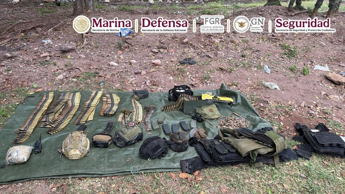 Durante los despliegues, fueron aseguradas tres armas largas, mil 770 cartuchos de diferentes calibres, 37 cargadores, un paquete con mariguana, un paquete con cocaína, cuatro camionetas con blindaje artesanal —una de ellas con emblemas falsos del Ejército Mexicano—, 42 artefactos explosivos improvisados, dos radios, seis chalecos con placas, cuatro cascos y ropa táctica.