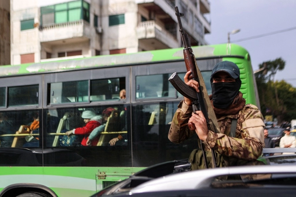 Combatiente afiliado a la nueva administración siria en la ciudad costera occidental de Latakia, el 26 de diciembre de 2024. Foto Afp 
