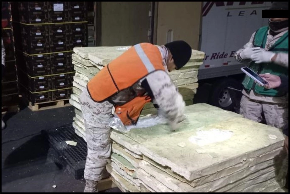 Durante una revisión con un aparato de rayos Gamma, la autoridad militar halló la presencia de objetos extraños ocultos en el techo de la caja de la caja seca que remolcaba el tráiler. Foto cortesía de Sedena
