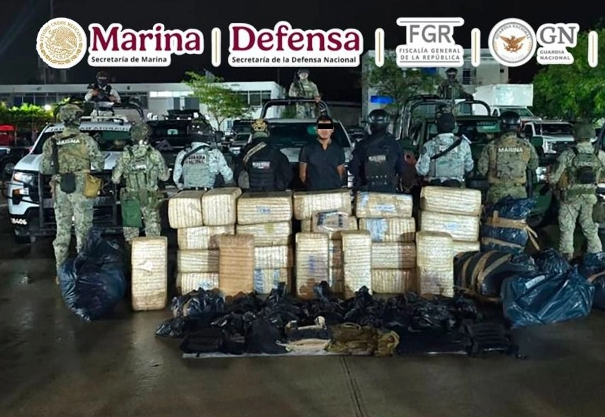 Al momento de ser detenido, Elías Torres estaba en posesión de una arma corta, un cargador abastecido con siete cartuchos útiles, seis chalecos tácticos, tres placas balísticas, más de 608 kilos mariguana y una camioneta de carga. 