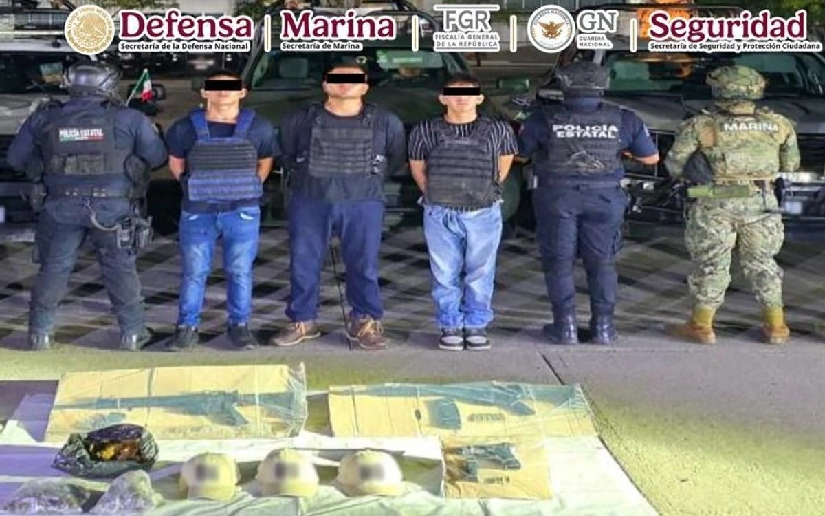 A los detenidos se les aseguraron diversas "dosis de drogas, tres armas de fuego, cargadores, cartuchos, equipo táctico, ponchallantas, dinero en efectivo y un vehículo”. 