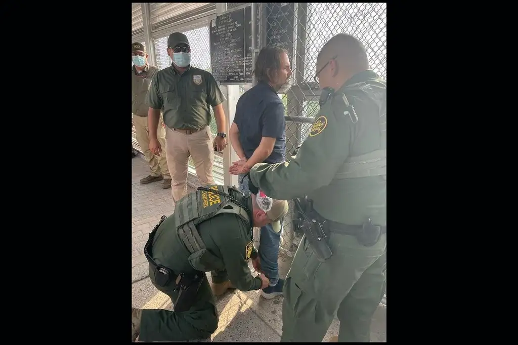 El ex delegado panista de Benito Juárez durante su traslado en la frontera de Reynosa, Tamaulipas. Foto difundida en redes sociales