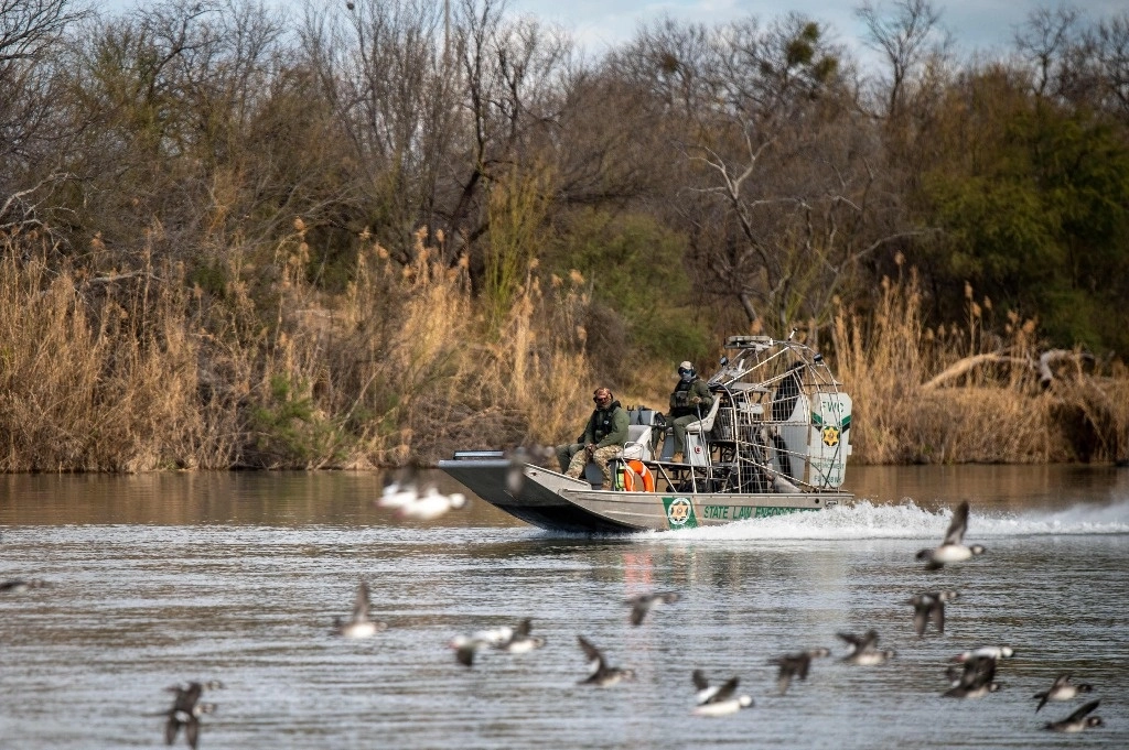 Miembros de la Comisión de Conservación de Pesca y Vida Silvestre de Flordia viajan por el Río Grande en un hidrodeslizador cerca de Shelby Park el 3 de febrero de 2024 en Eagle Pass, Texas. Foto Afp