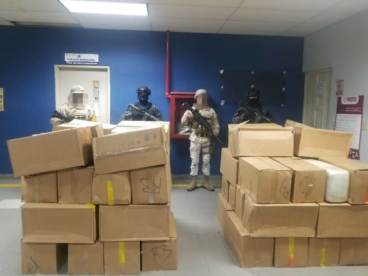 Al interior de la camioneta detenida se hallaron 60 cajas de cartón que contenían la hierba. Foto cortesía de Sedena 