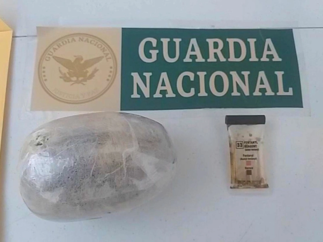 Elementos de la Guardia Nacional (GN) detuvieron en el Aeropuerto
Internacional de Tijuana a una mujer que llevaba adherido al cuerpo más de medio kilo de heroína, en Baja California. Foto cortesía GN