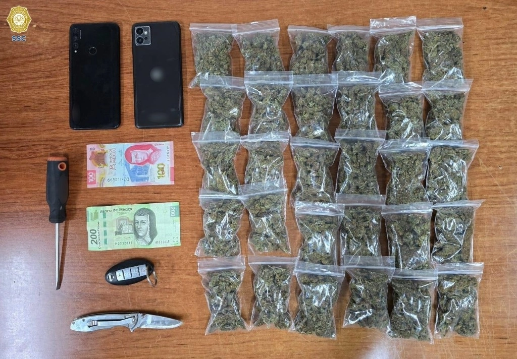 Los tres presuntos delincuentes fueron aprehendidas en posesión de mariguana, una navaja, teléfonos celulares y dinero en efectivo. Foto Proporcionada por la SSC CDMX