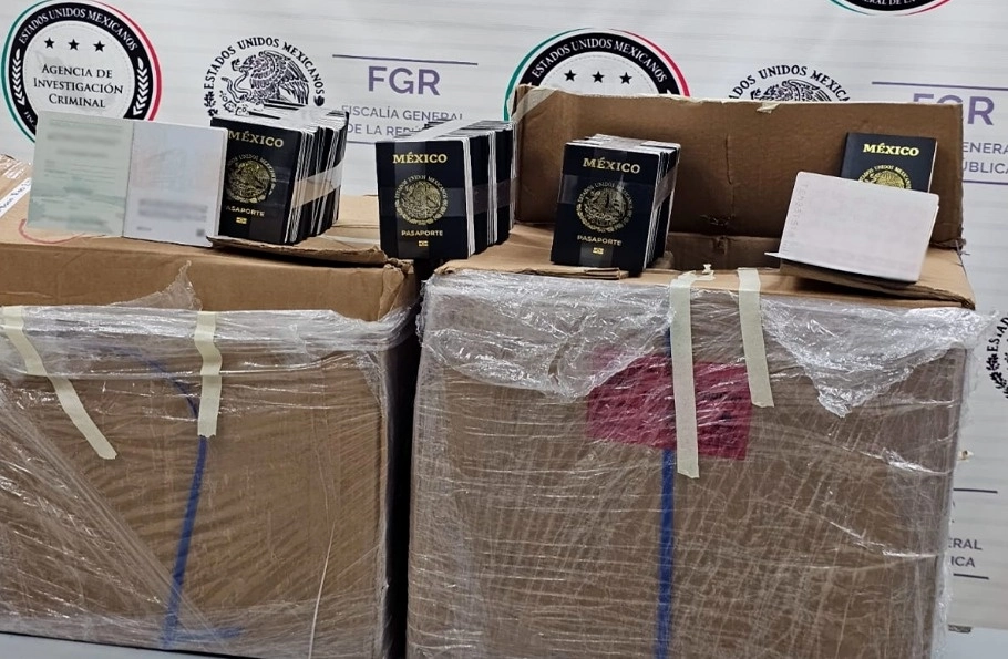 Pasaportes asegurados por personal de AIC. Foto FGR