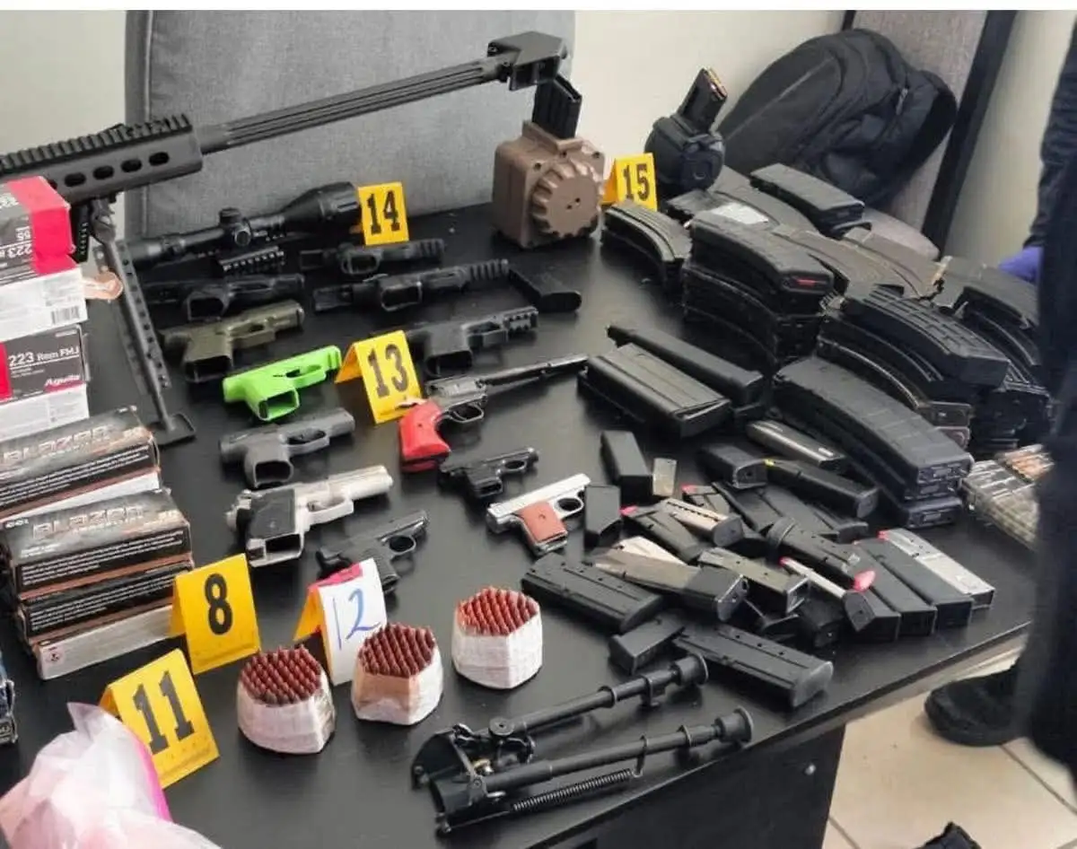 En los cateos realizados en Tula, Hidalgo, se incautaron 12 armas cortas, 11 armas largas, 3 mil 700 cartuchos útiles, así como mil 600 dosis de droga tipo cristal. Foto 