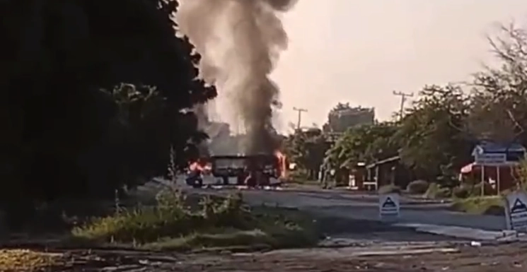 Este domingo se vivió una jornada violenta en Uruapan y Apatzingán, Michoacán con la quema de vehículos y tiendas. Foto La Jornada