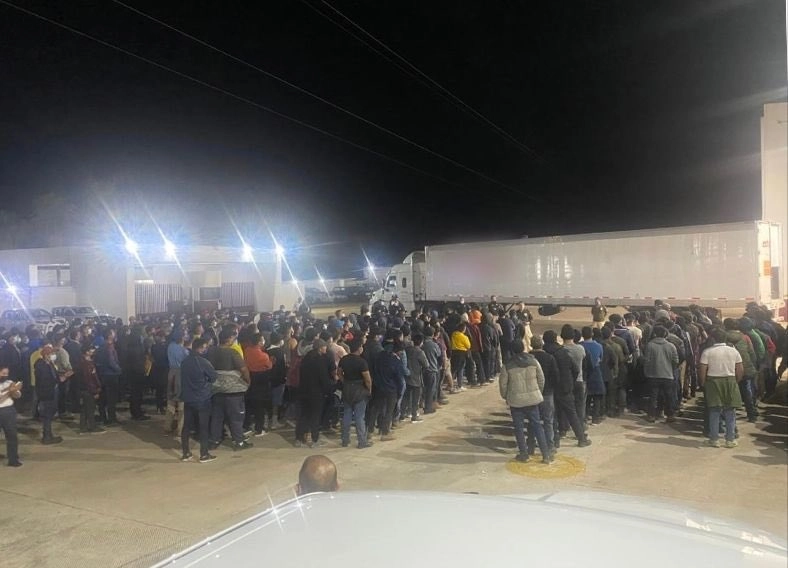 Los migrantes fueron atendidos por personal del INM en Veracruz. Foto Tomada del Twitter @INAMI_mx