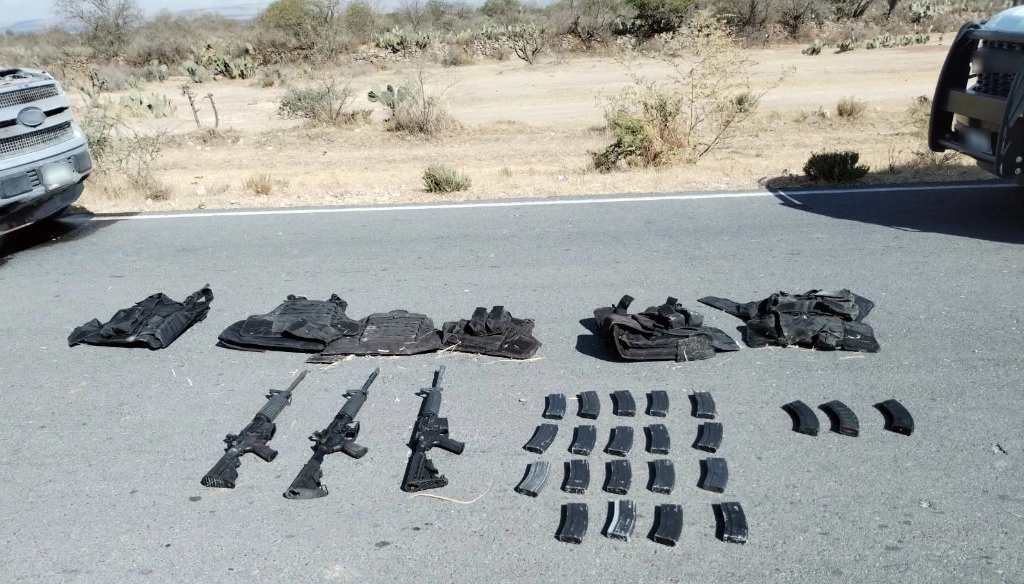 Tres rifles de asalto y cartuchos fueron localizados en una camioneta en Zacatecas. El conductor pudo ser detenido. Foto GN