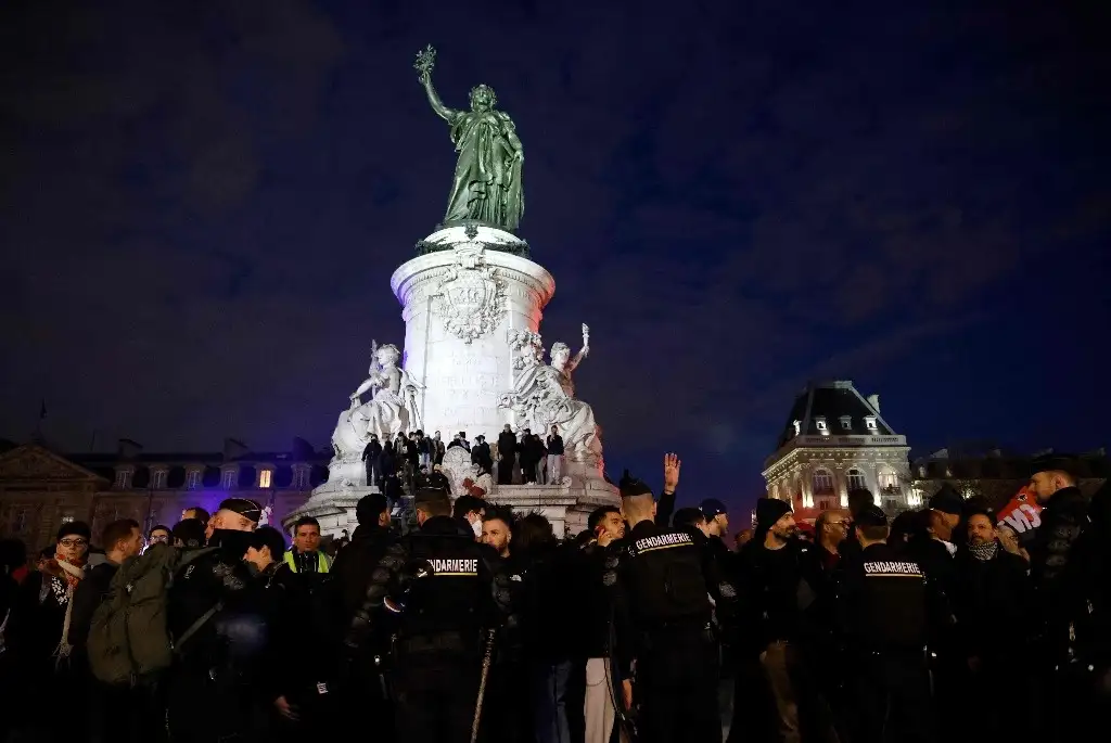 Gendarmes franceses cercan el paso de decenas de manifestantes en la Plaza de la República, en París, el 21 de marzo de 2023. Foto Afp