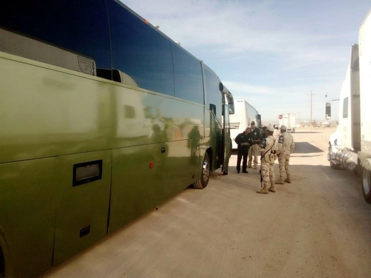 Los migrantes, que viajaban a bordo de dos autobuses de pasajeros, fueron detenidos en el Puesto Militar de Seguridad “El Gallardo”, ubicado entre los municipios de Cananea y Agua Prieta, Sonora. Foto ‘La Jornada’