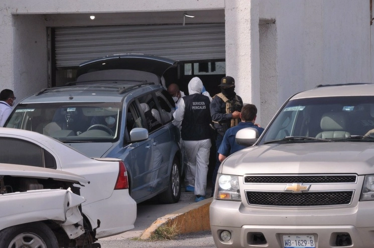 Durante la entrega a las autoridades de los cuerpos de los dos ciudadanos estadunidenses asesinados en Matamoros, Tamaulipas, para luego ser llevados a Estados Unidos, en marzo pasado. Foto Cuartoscuro 