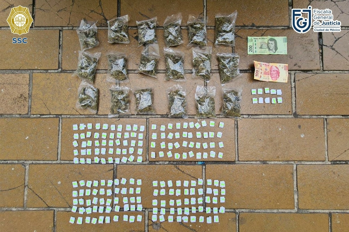 Los uniformados aseguraron alrededor de 500 dosis de cocaína, 50 envoltorios con mariguana y una pistola con mecanismo de gas. Foto SSC capitalina