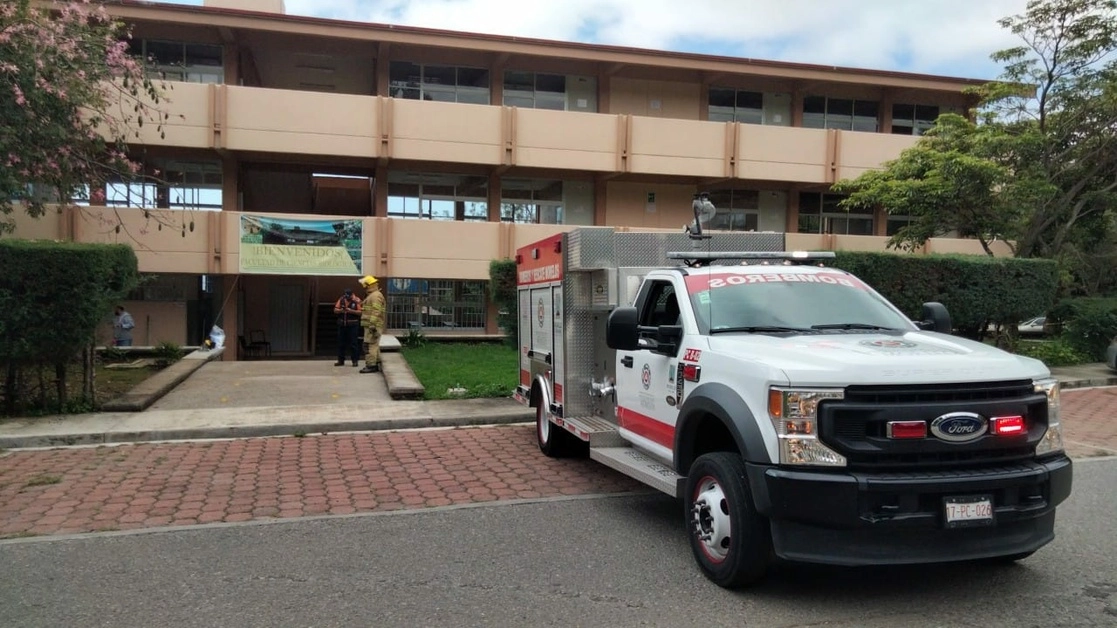 Elementos de Protección Civil de Morelos hallaron un artefacto sin explotar en los baños del campus Chimalpa de la UAEM, el 21 de septiembre de 2022. Foto ‘La Jornada’